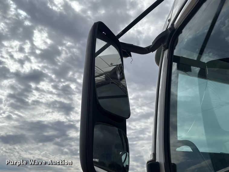 image for item ES5928 2002 Volvo VNL semi truck