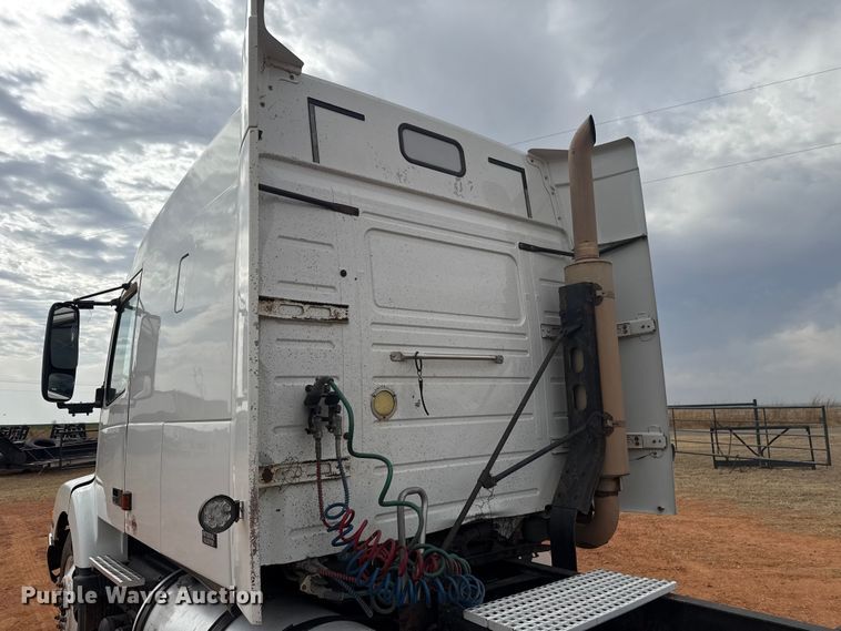 image for item ES5928 2002 Volvo VNL semi truck