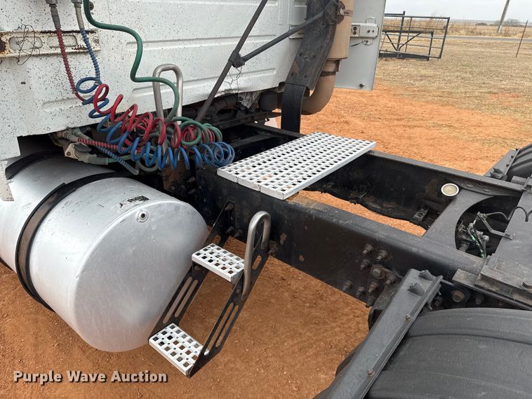 image for item ES5928 2002 Volvo VNL semi truck