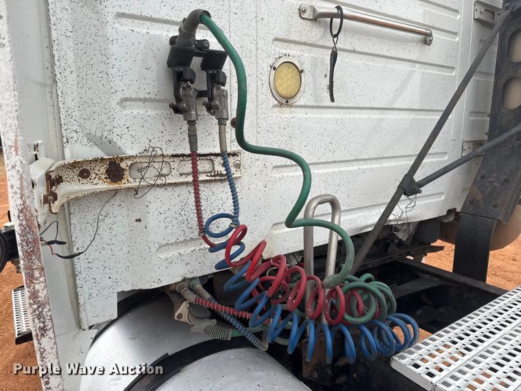 image for item ES5928 2002 Volvo VNL semi truck