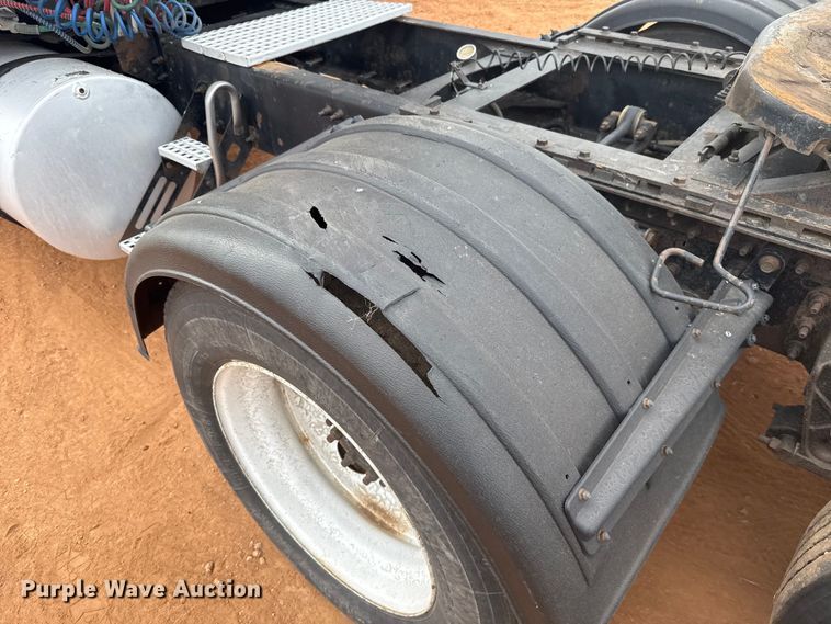 image for item ES5928 2002 Volvo VNL semi truck