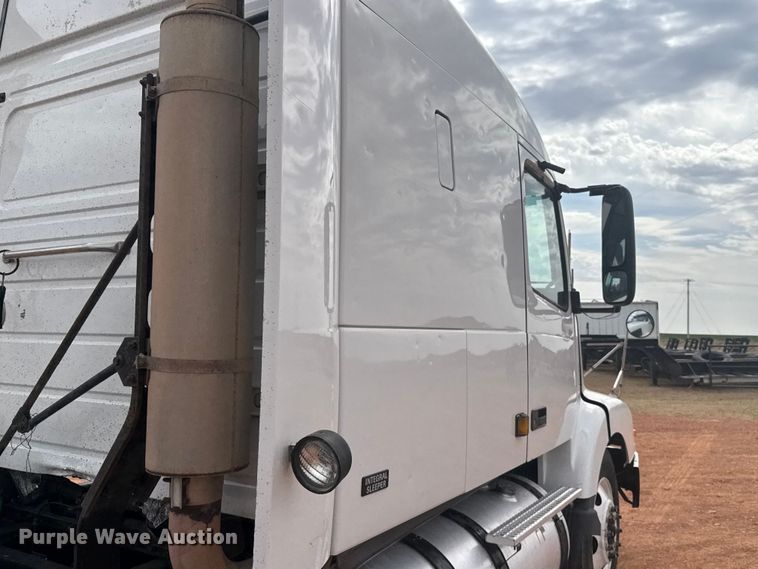 image for item ES5928 2002 Volvo VNL semi truck