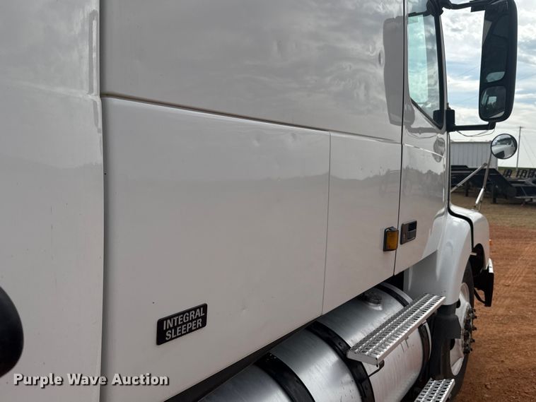 image for item ES5928 2002 Volvo VNL semi truck