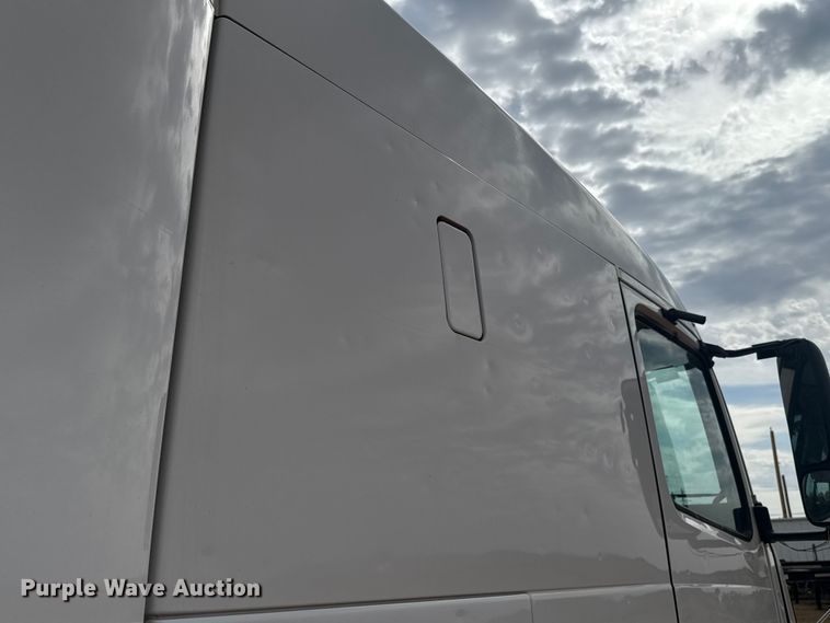 image for item ES5928 2002 Volvo VNL semi truck