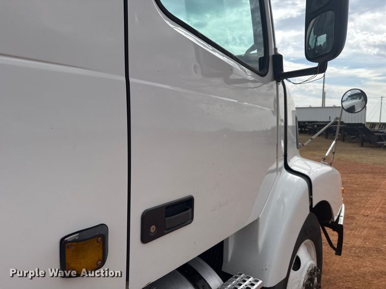 image for item ES5928 2002 Volvo VNL semi truck