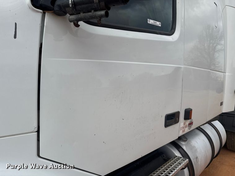 image for item ES5928 2002 Volvo VNL semi truck