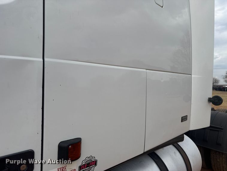 image for item ES5928 2002 Volvo VNL semi truck