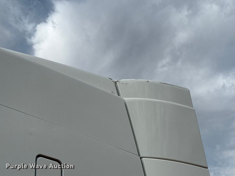 image for item ES5928 2002 Volvo VNL semi truck