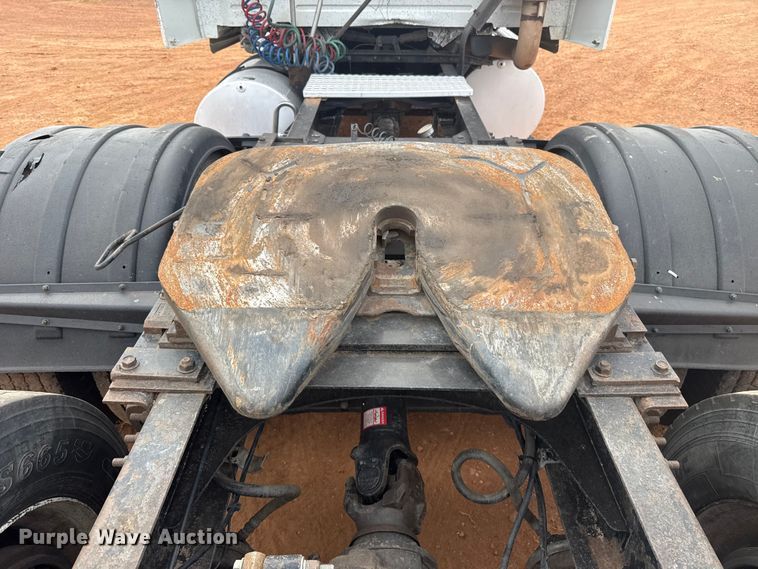 image for item ES5928 2002 Volvo VNL semi truck