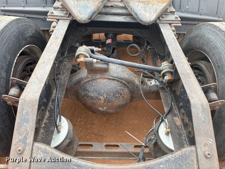 image for item ES5928 2002 Volvo VNL semi truck