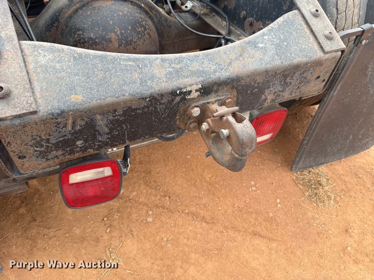 image for item ES5928 2002 Volvo VNL semi truck