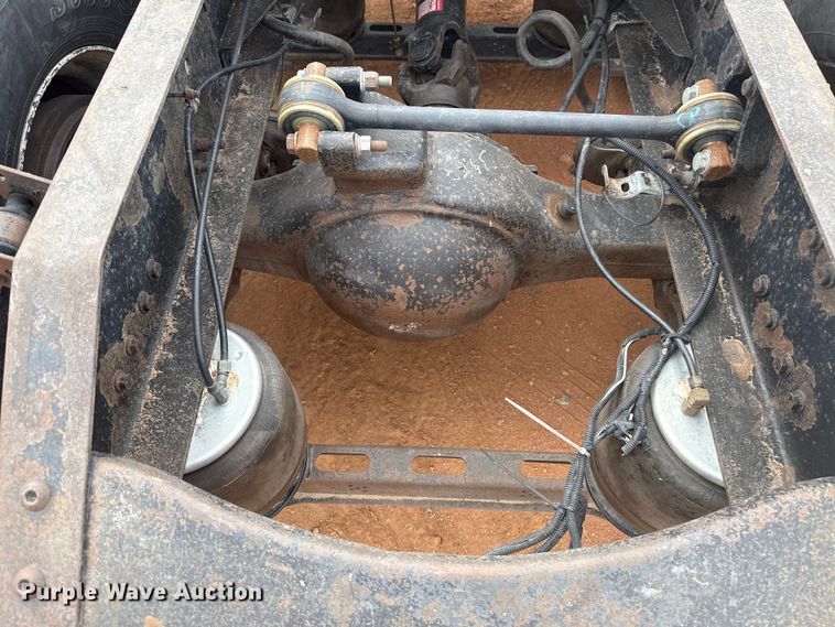 image for item ES5928 2002 Volvo VNL semi truck