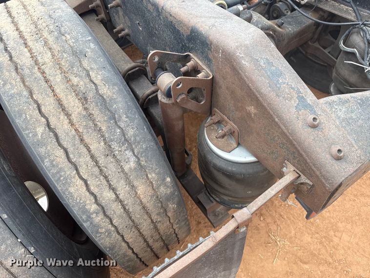 image for item ES5928 2002 Volvo VNL semi truck