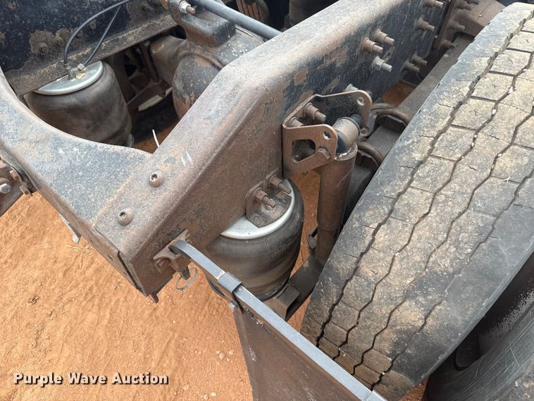 image for item ES5928 2002 Volvo VNL semi truck