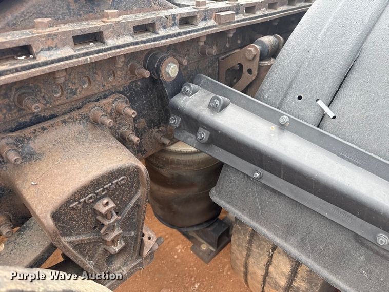 image for item ES5928 2002 Volvo VNL semi truck