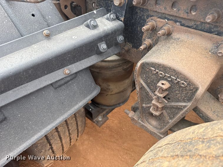 image for item ES5928 2002 Volvo VNL semi truck