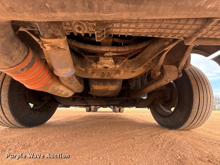 image for item ES5928 2002 Volvo VNL semi truck