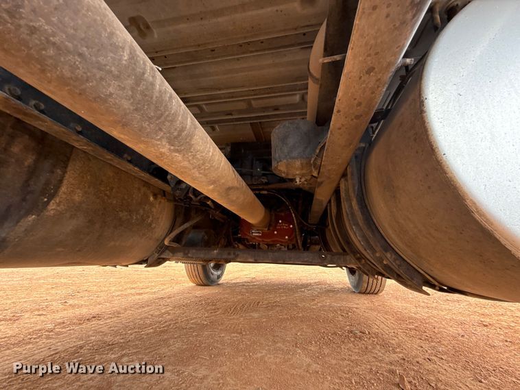 image for item ES5928 2002 Volvo VNL semi truck