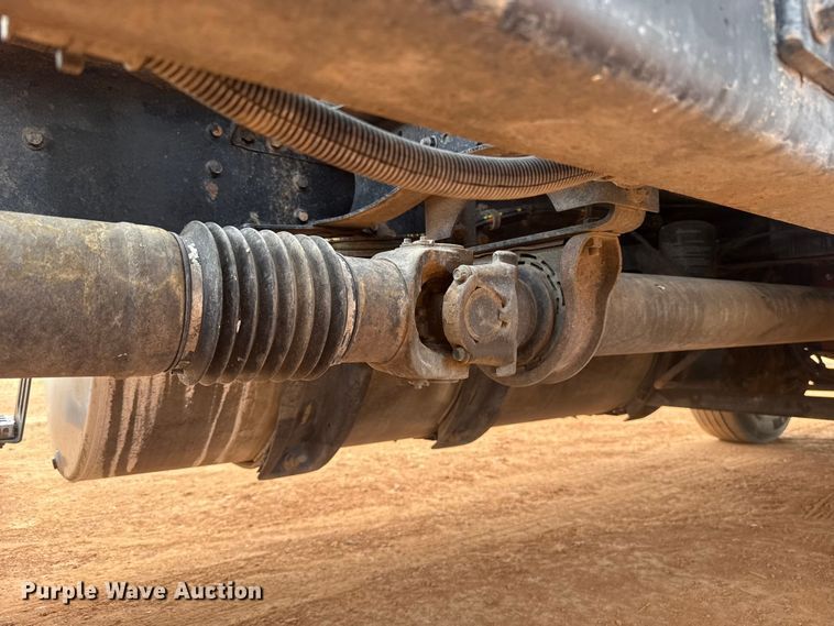 image for item ES5928 2002 Volvo VNL semi truck