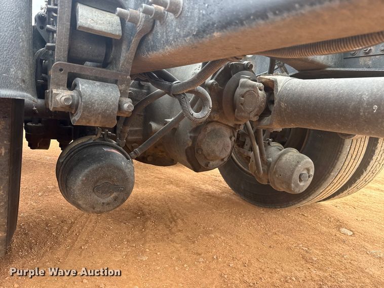 image for item ES5928 2002 Volvo VNL semi truck