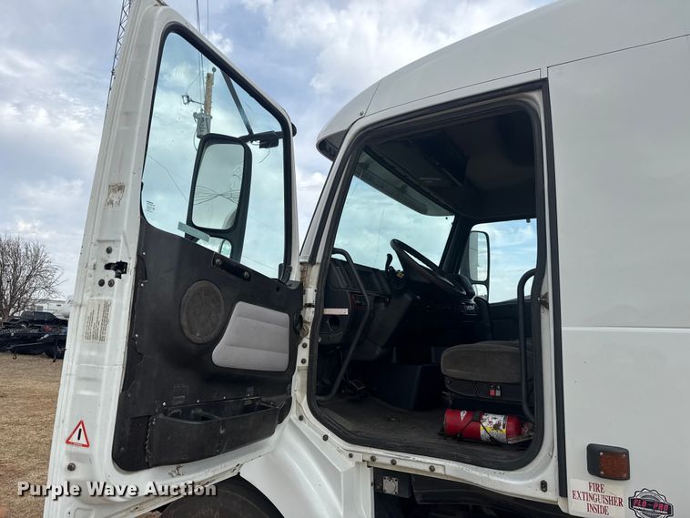 image for item ES5928 2002 Volvo VNL semi truck