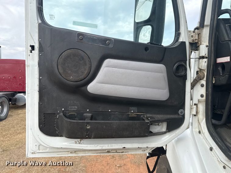 image for item ES5928 2002 Volvo VNL semi truck