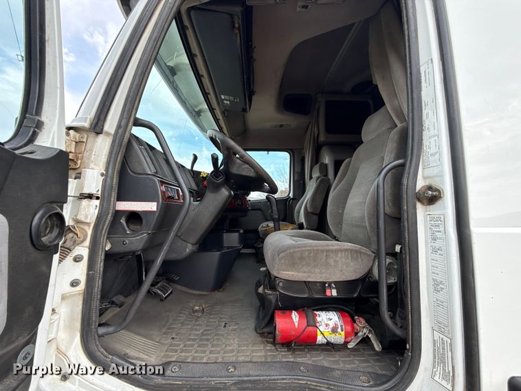 image for item ES5928 2002 Volvo VNL semi truck