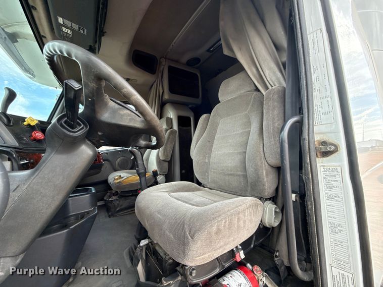 image for item ES5928 2002 Volvo VNL semi truck