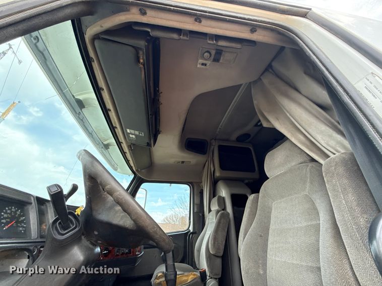 image for item ES5928 2002 Volvo VNL semi truck