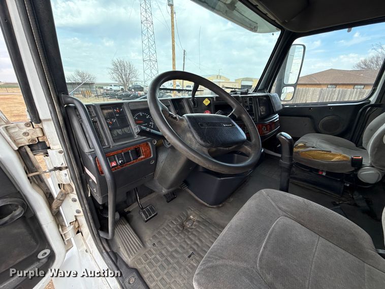 image for item ES5928 2002 Volvo VNL semi truck