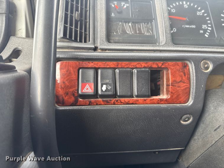 image for item ES5928 2002 Volvo VNL semi truck