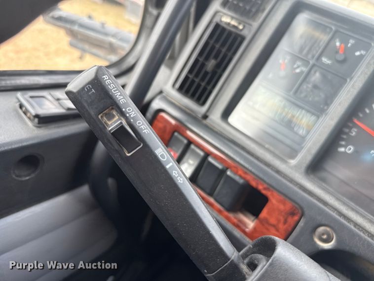 image for item ES5928 2002 Volvo VNL semi truck