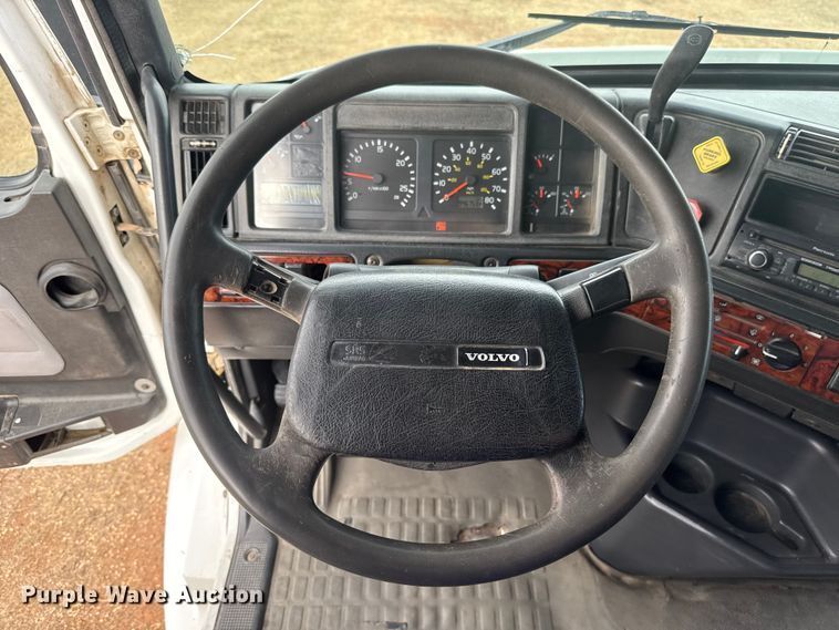 image for item ES5928 2002 Volvo VNL semi truck