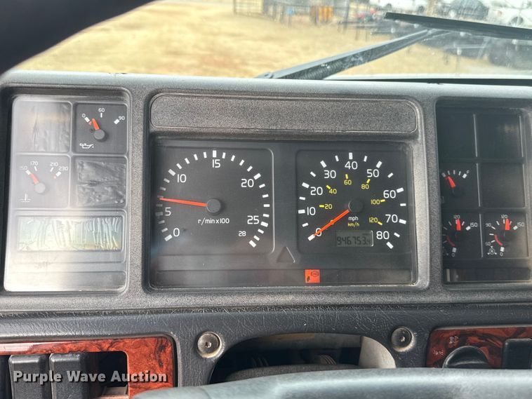 image for item ES5928 2002 Volvo VNL semi truck