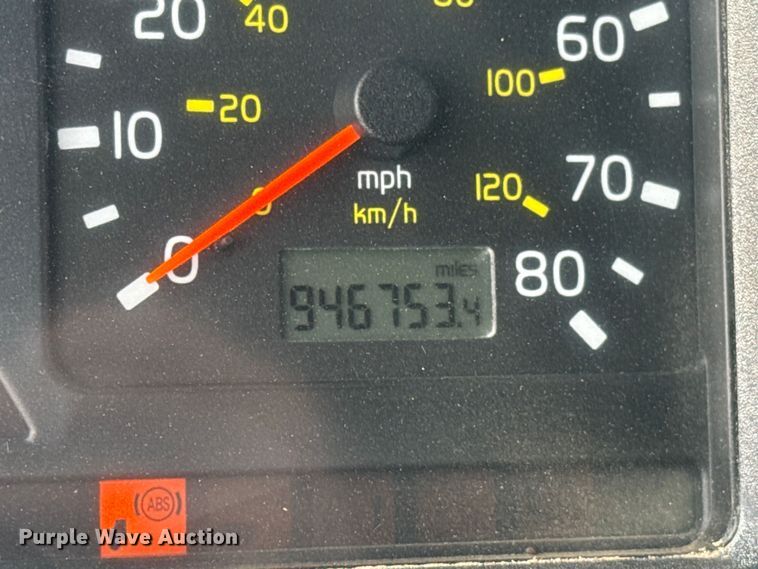 image for item ES5928 2002 Volvo VNL semi truck