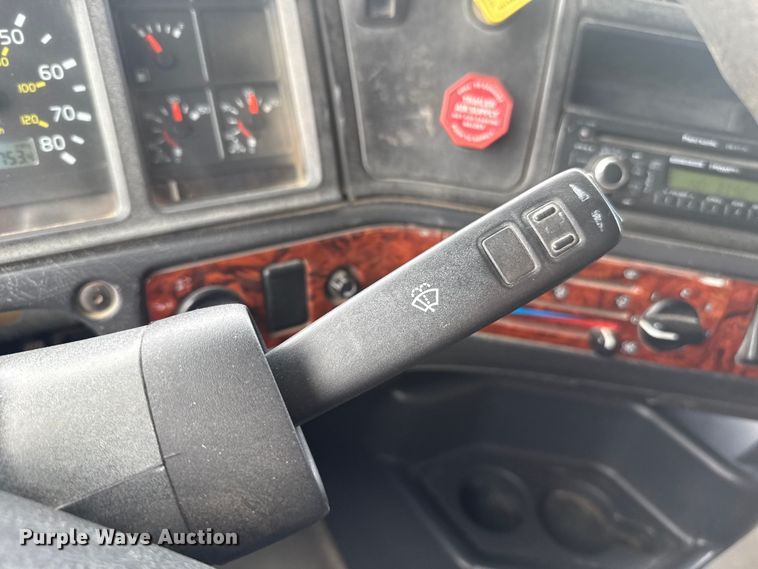 image for item ES5928 2002 Volvo VNL semi truck