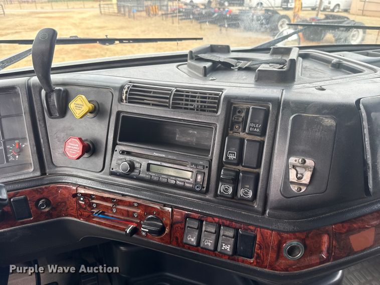 image for item ES5928 2002 Volvo VNL semi truck