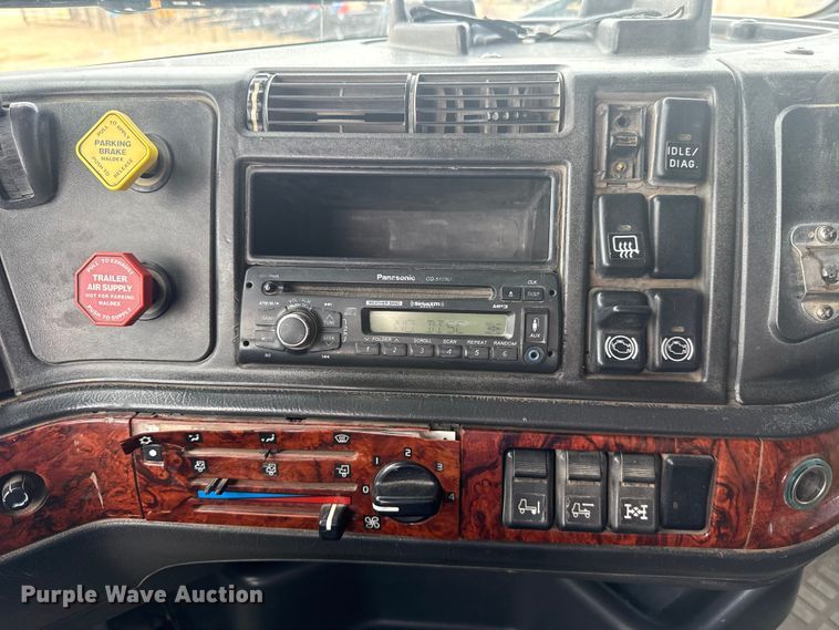 image for item ES5928 2002 Volvo VNL semi truck