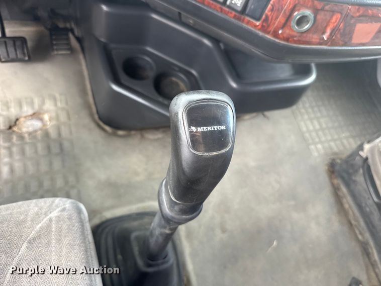 image for item ES5928 2002 Volvo VNL semi truck