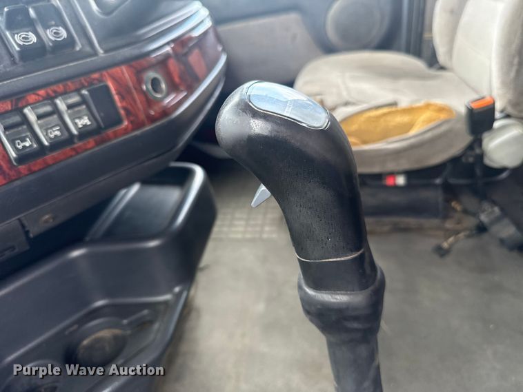 image for item ES5928 2002 Volvo VNL semi truck