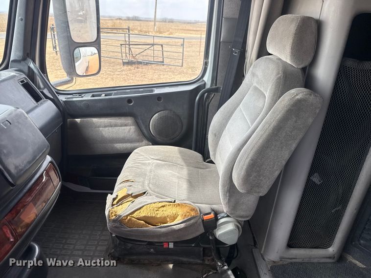 image for item ES5928 2002 Volvo VNL semi truck