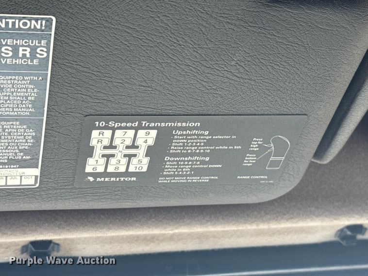 image for item ES5928 2002 Volvo VNL semi truck