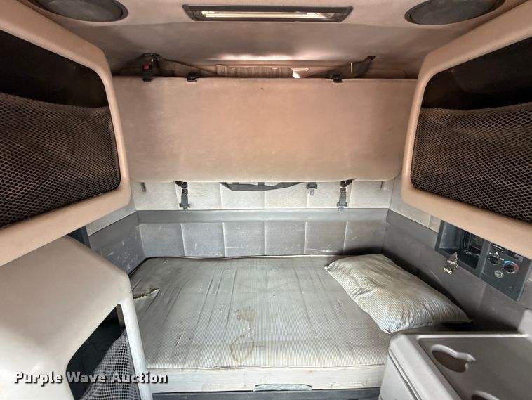 image for item ES5928 2002 Volvo VNL semi truck