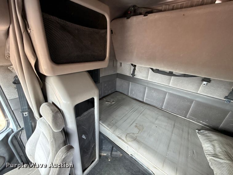 image for item ES5928 2002 Volvo VNL semi truck