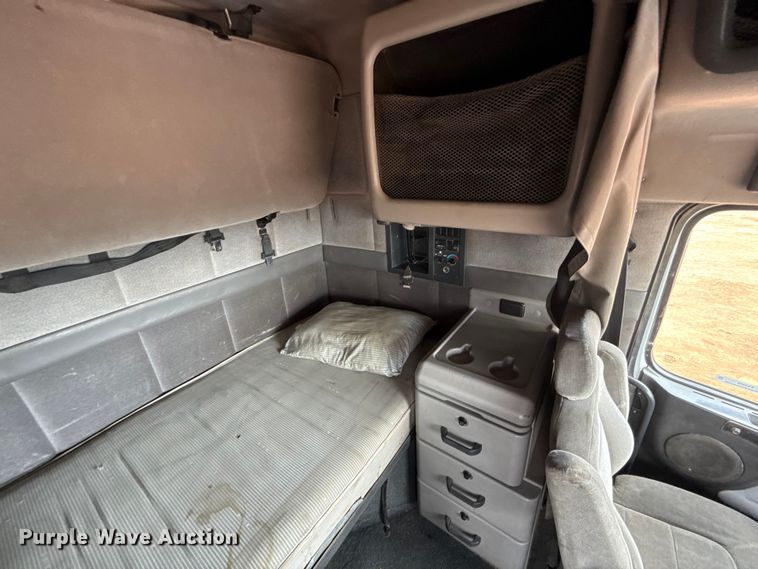 image for item ES5928 2002 Volvo VNL semi truck