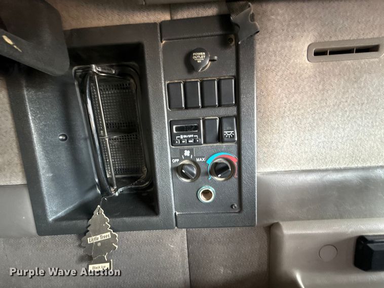 image for item ES5928 2002 Volvo VNL semi truck