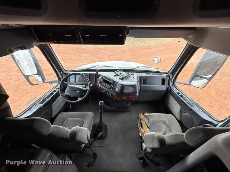 image for item ES5928 2002 Volvo VNL semi truck