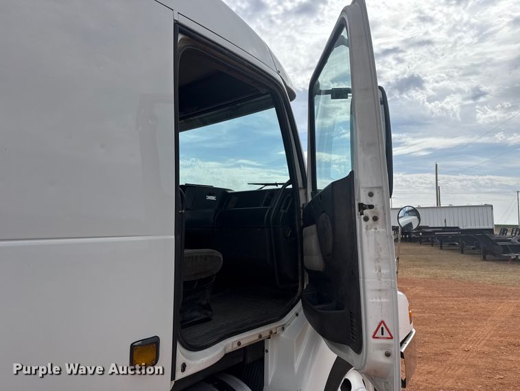 image for item ES5928 2002 Volvo VNL semi truck