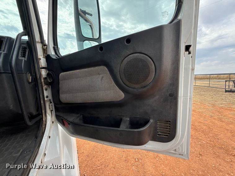 image for item ES5928 2002 Volvo VNL semi truck