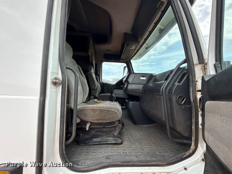 image for item ES5928 2002 Volvo VNL semi truck